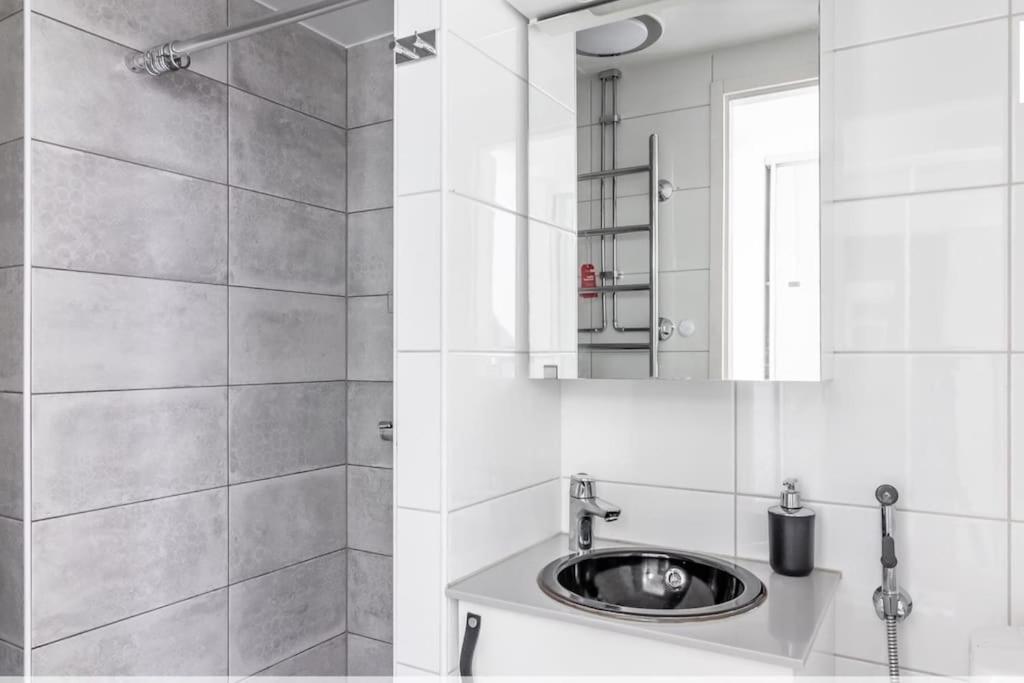 In And Super Easy To Airport And Center And A Private Free Parking Appartement Helsinki