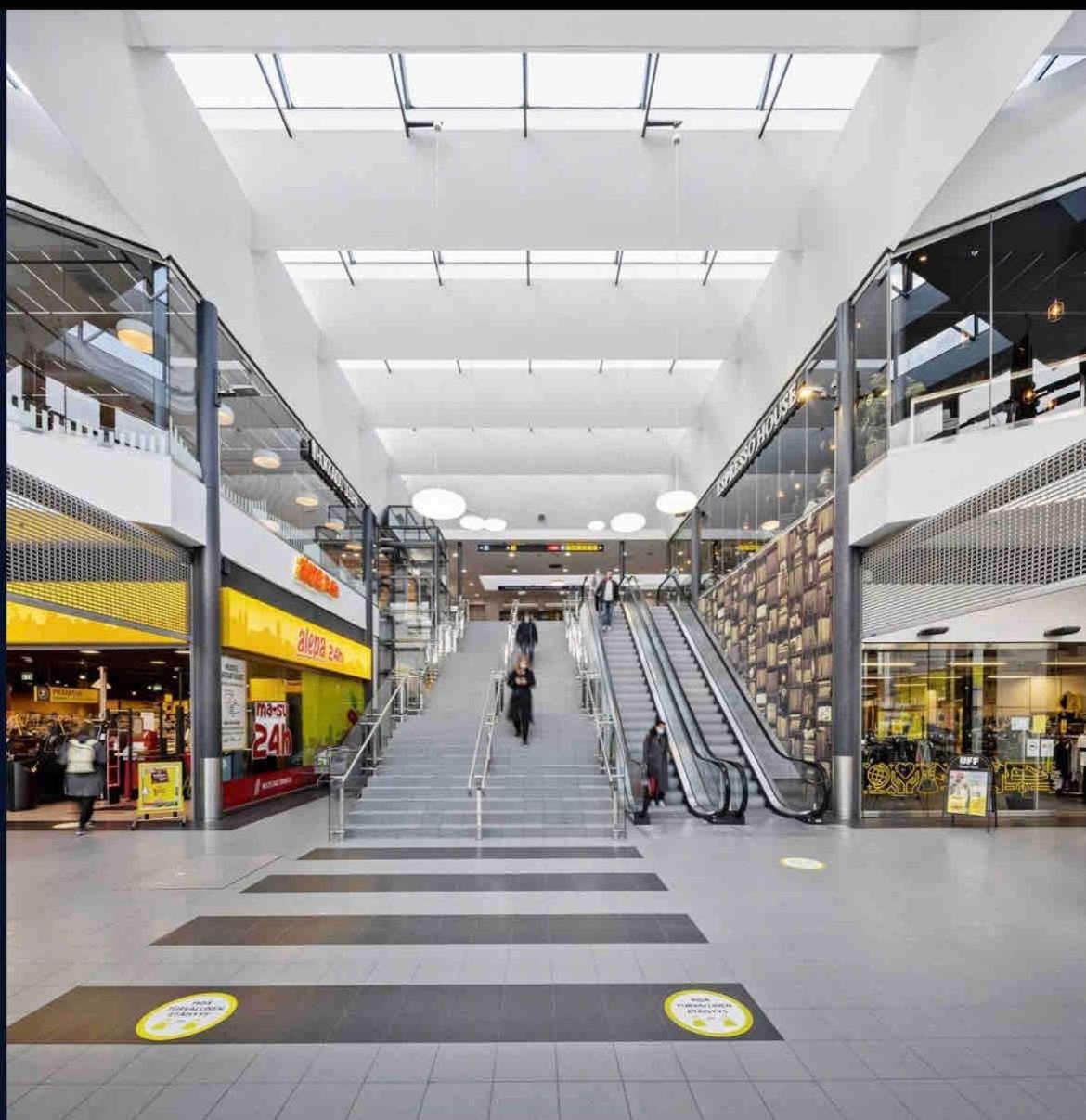 In And Super Easy To Airport And Center And A Private Free Parking Appartement
