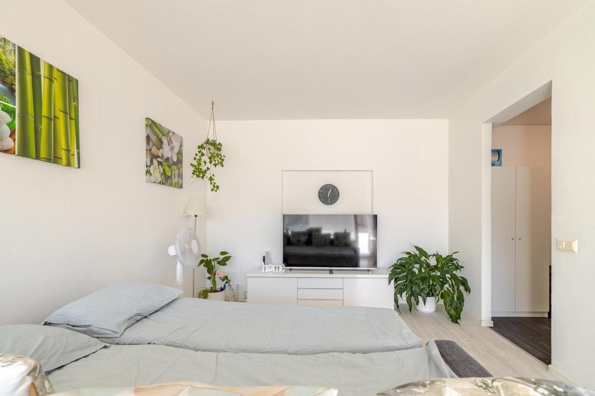 In And Super Easy To Airport And Center And A Private Free Parking Appartement *