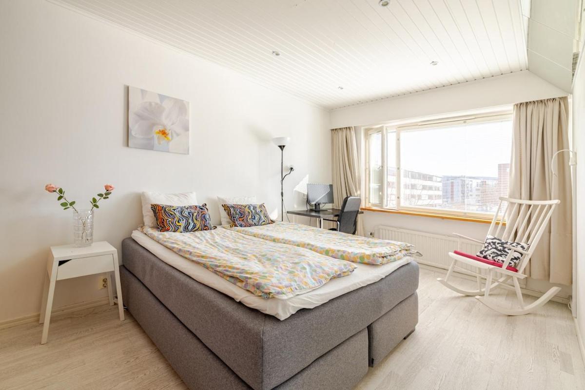 In And Super Easy To Airport And Center And A Private Free Parking Appartement Helsinki