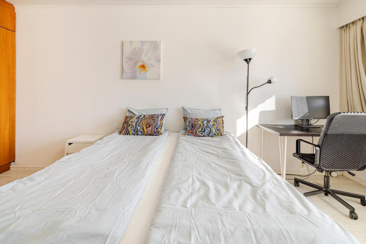 In And Super Easy To Airport And Center And A Private Free Parking *
