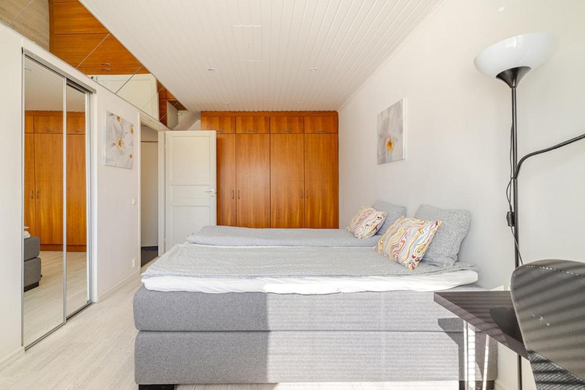 In And Super Easy To Airport And Center And A Private Free Parking Appartement