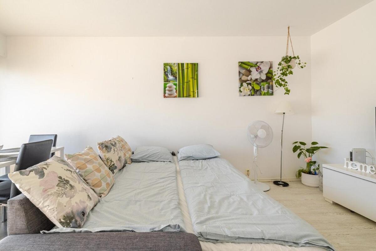 In And Super Easy To Airport And Center And A Private Free Parking Helsinki