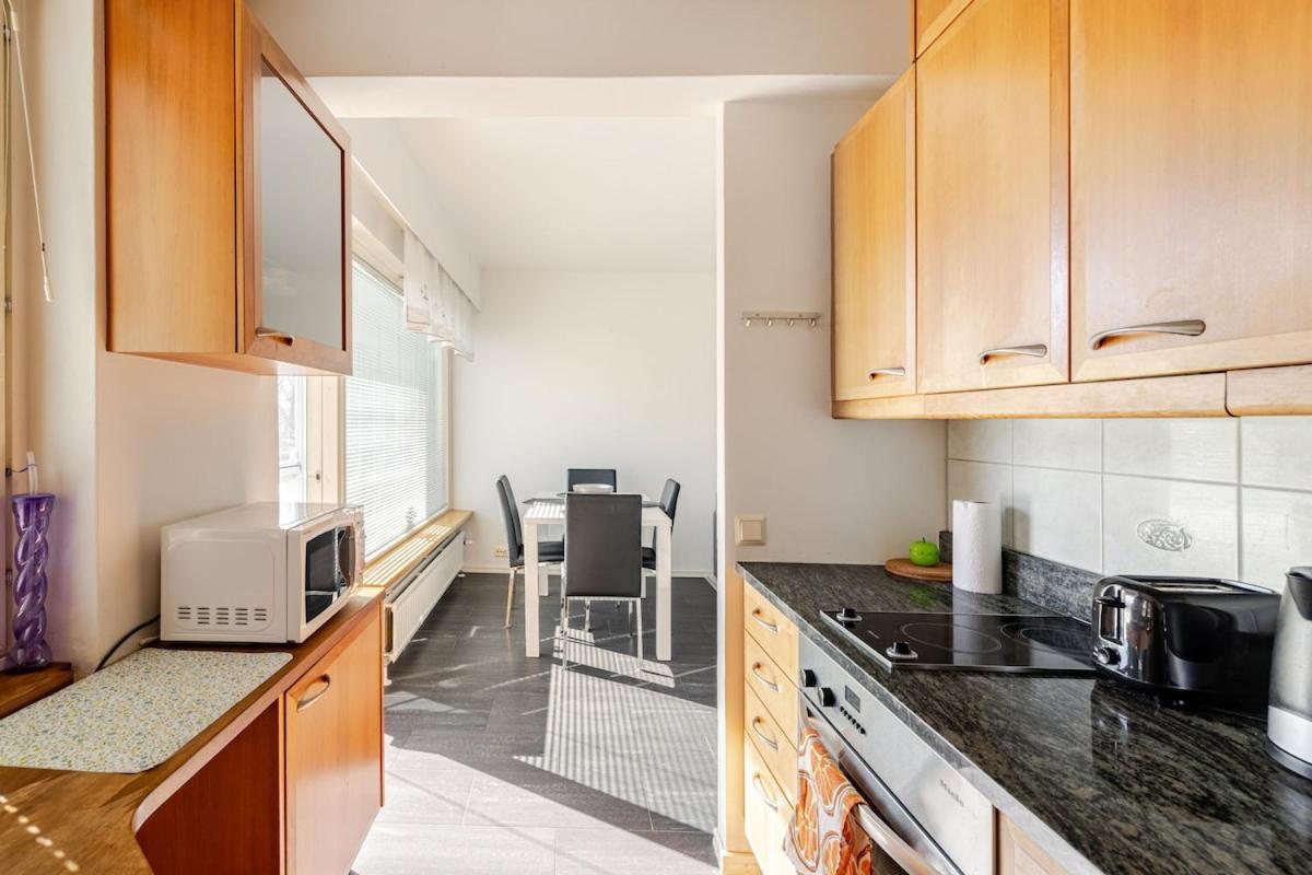 In And Super Easy To Airport And Center And A Private Free Parking Appartement