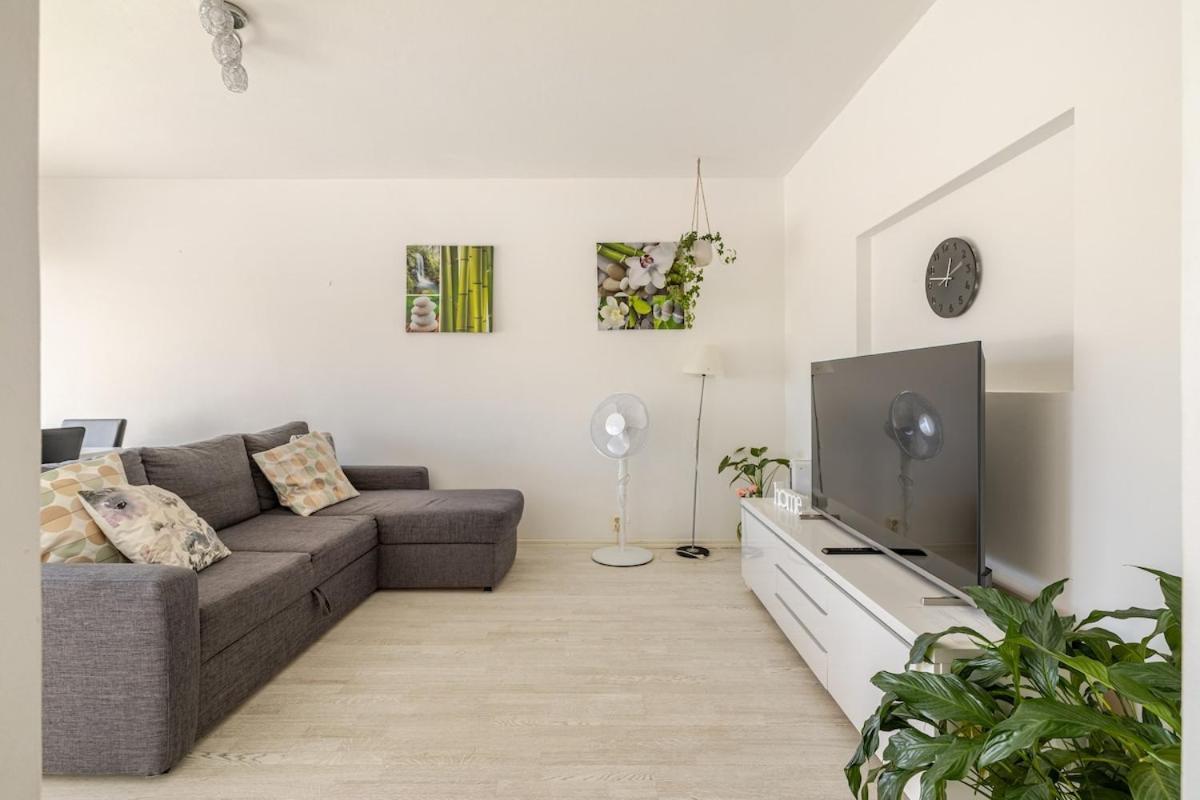 Appartement In And Super Easy To Airport And Center And A Private Free Parking *